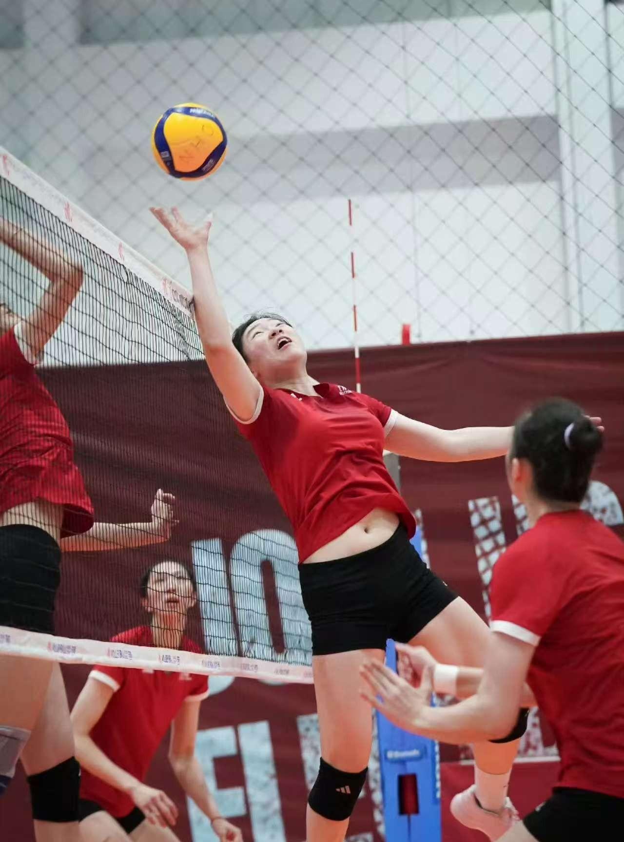 中国女排做B方案准备：张籽萱与唐欣、杨舒茗打攻传配合备战淘汰赛。在中国女排官方发