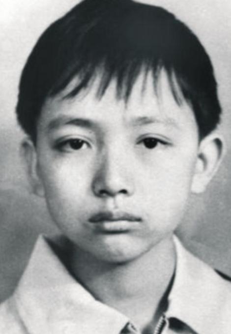 1988年，14岁赖宁因救火不幸牺牲，然而三十年过后，照片被学校摘下，雕像被拆除