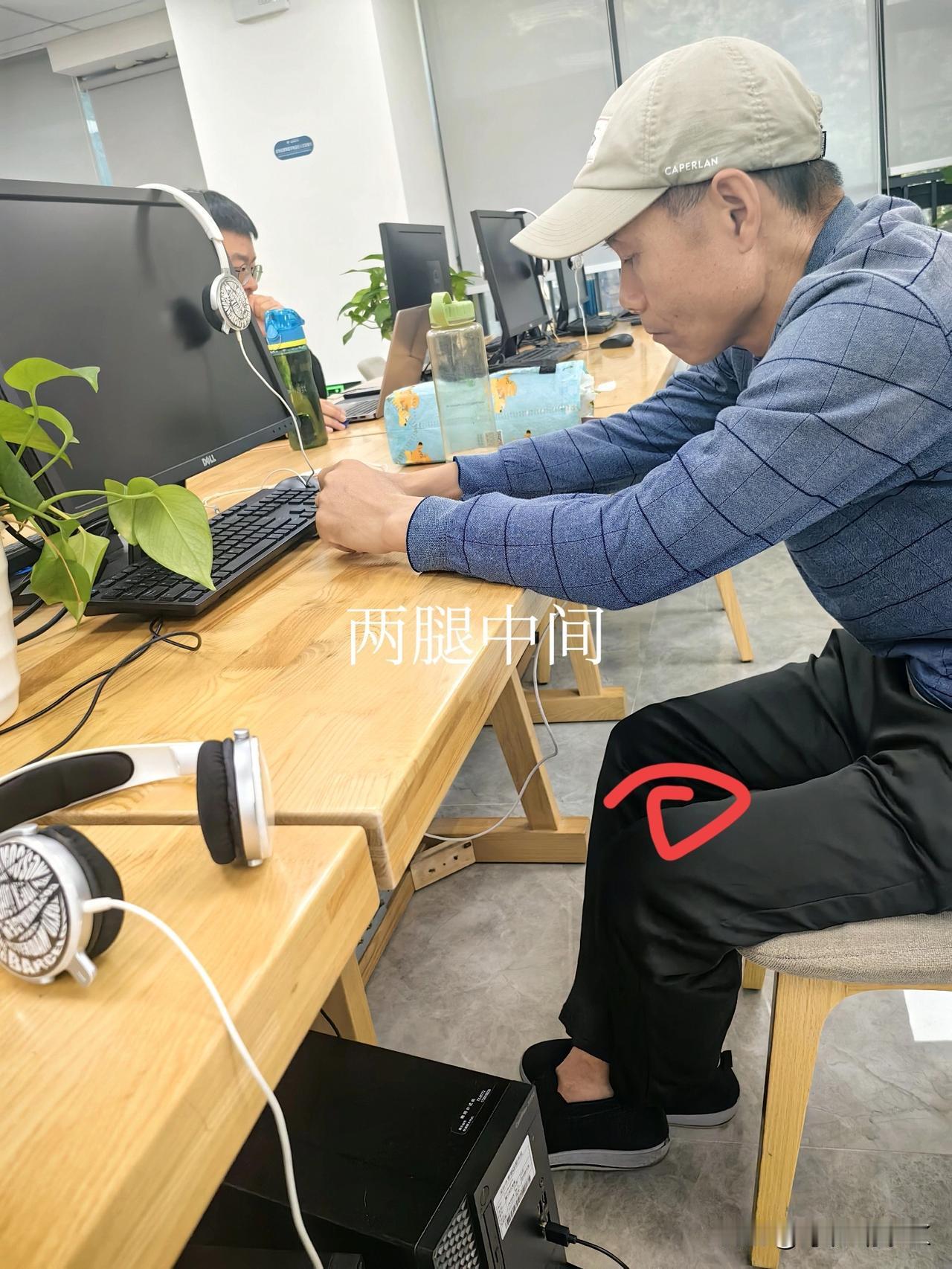 今天真是糗大了，在一个图书馆看书的间隙，鼻子发痒，不自觉地掏了下鼻屎，然后下意识