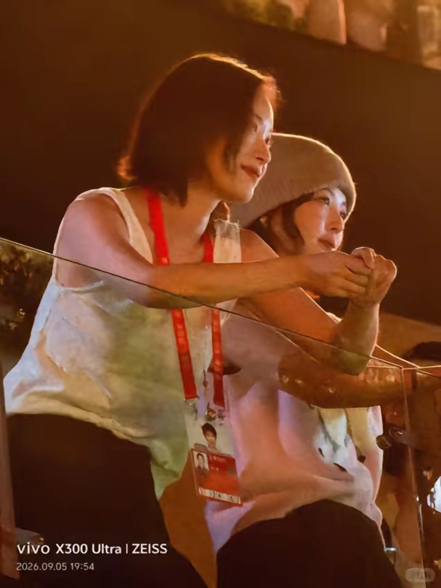 李宇春北京演唱会还没开场，台下先热闹了。倪妮和辛芷蕾悄悄到场，举着横幅：“向野臭宝李宇春，无法抗拒爱