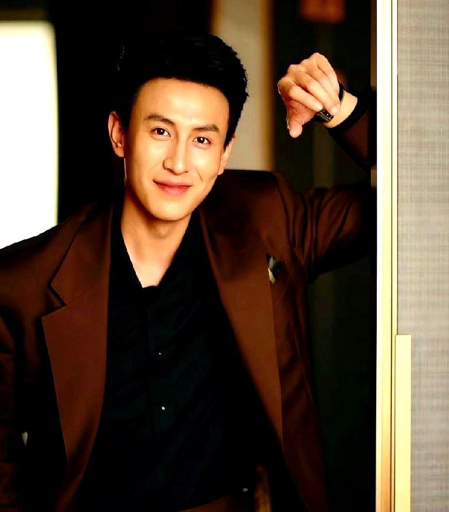 他一遍遍说自己是短剧演员，这哥们是真清醒。今晚红果创作者大会上，演员刘萧旭拿