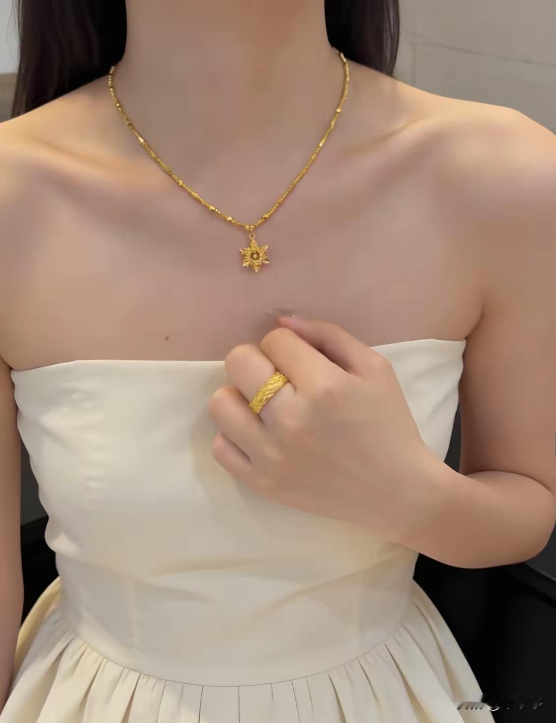 我做过最傻的事情就是分手之后把金项链还给了前男友当时的我，满心都是所谓的“