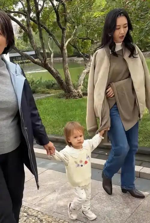 明眼人都看出来，王鸥选择现在公布自己有一个孩子，无非就只有一个原因：一是这两年钱