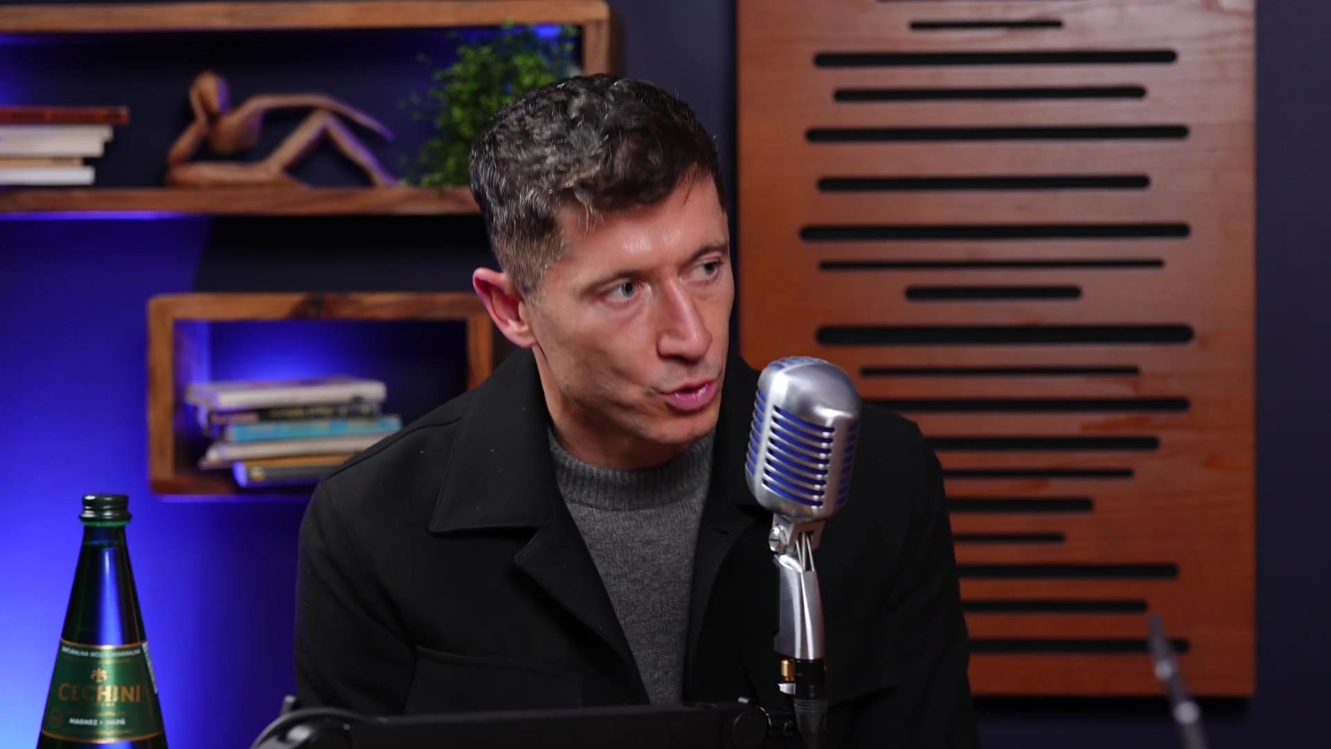 问：告诉我，听说你愿意为了续约而在巴塞罗那减薪一半，这是真的吗？🎙️莱万多夫