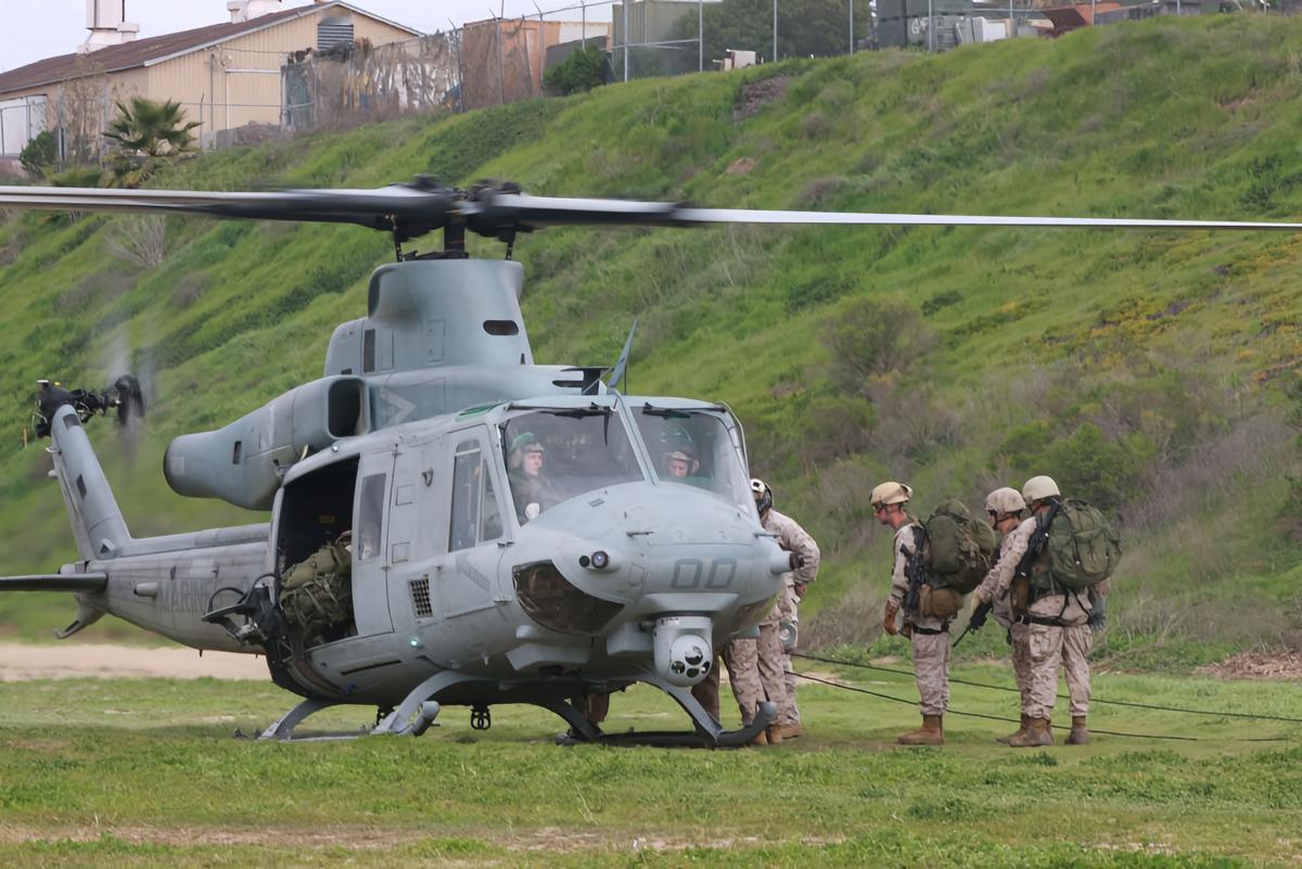 每天认识一件兵器UH-1Y“毒液”直升机UH-1Y“毒液”（Venom）直升机