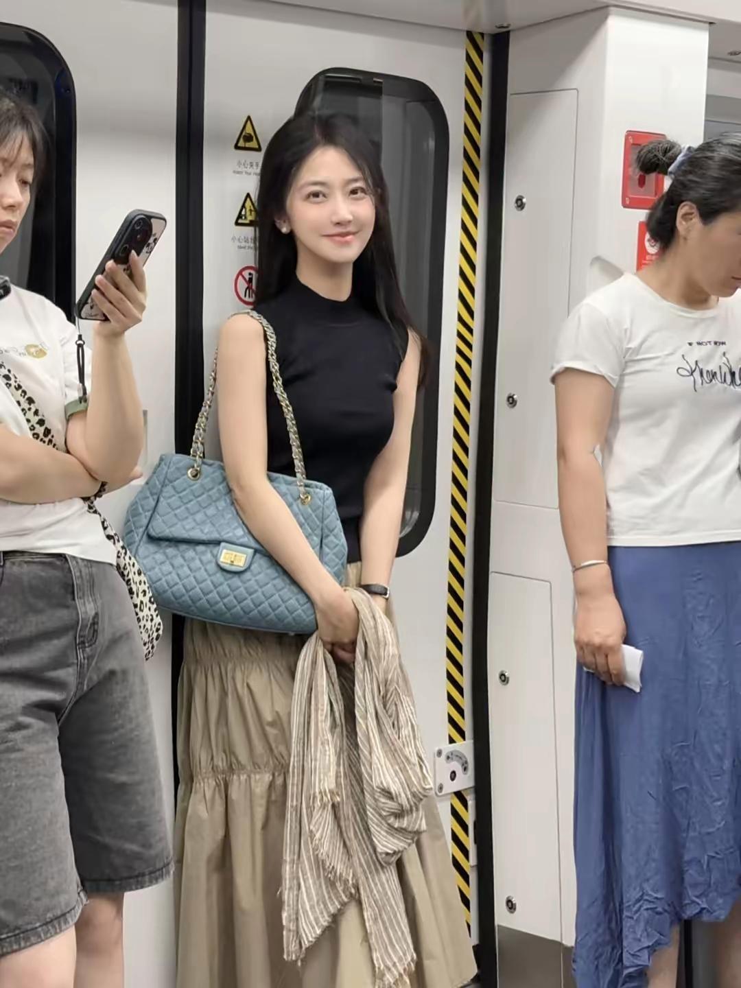 地铁上碰到的气质美女，看了她一眼，直接沦陷了…实在是太喜欢了，没忍住就拿起手