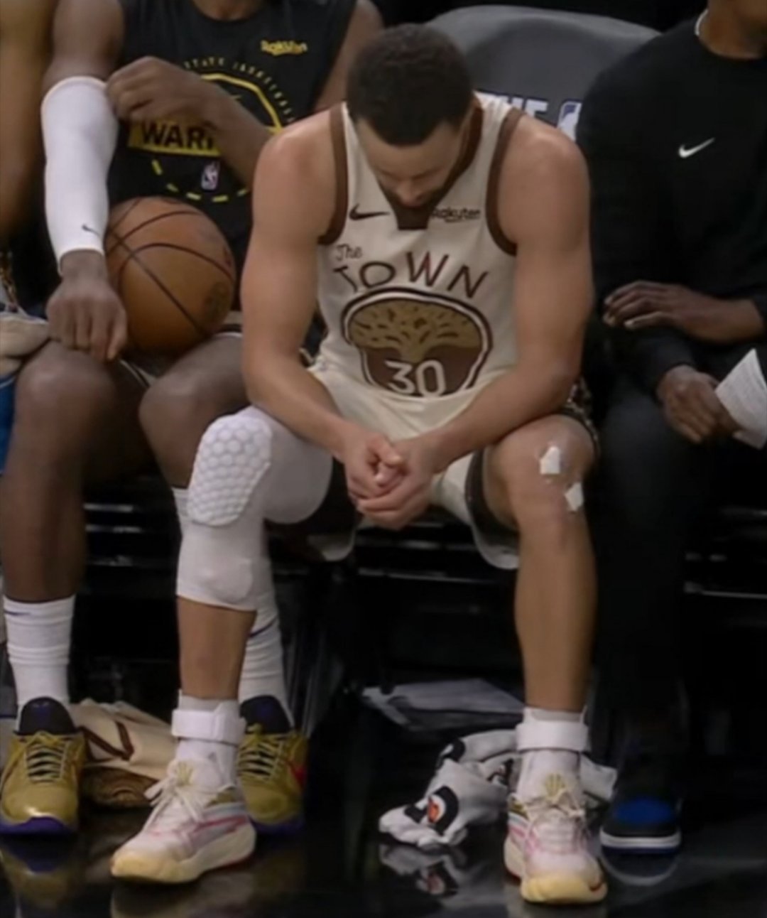 勇士队记报道，库里明天将继续治疗右膝，缺席对阵76人。科尔今天采访时说，库里最近