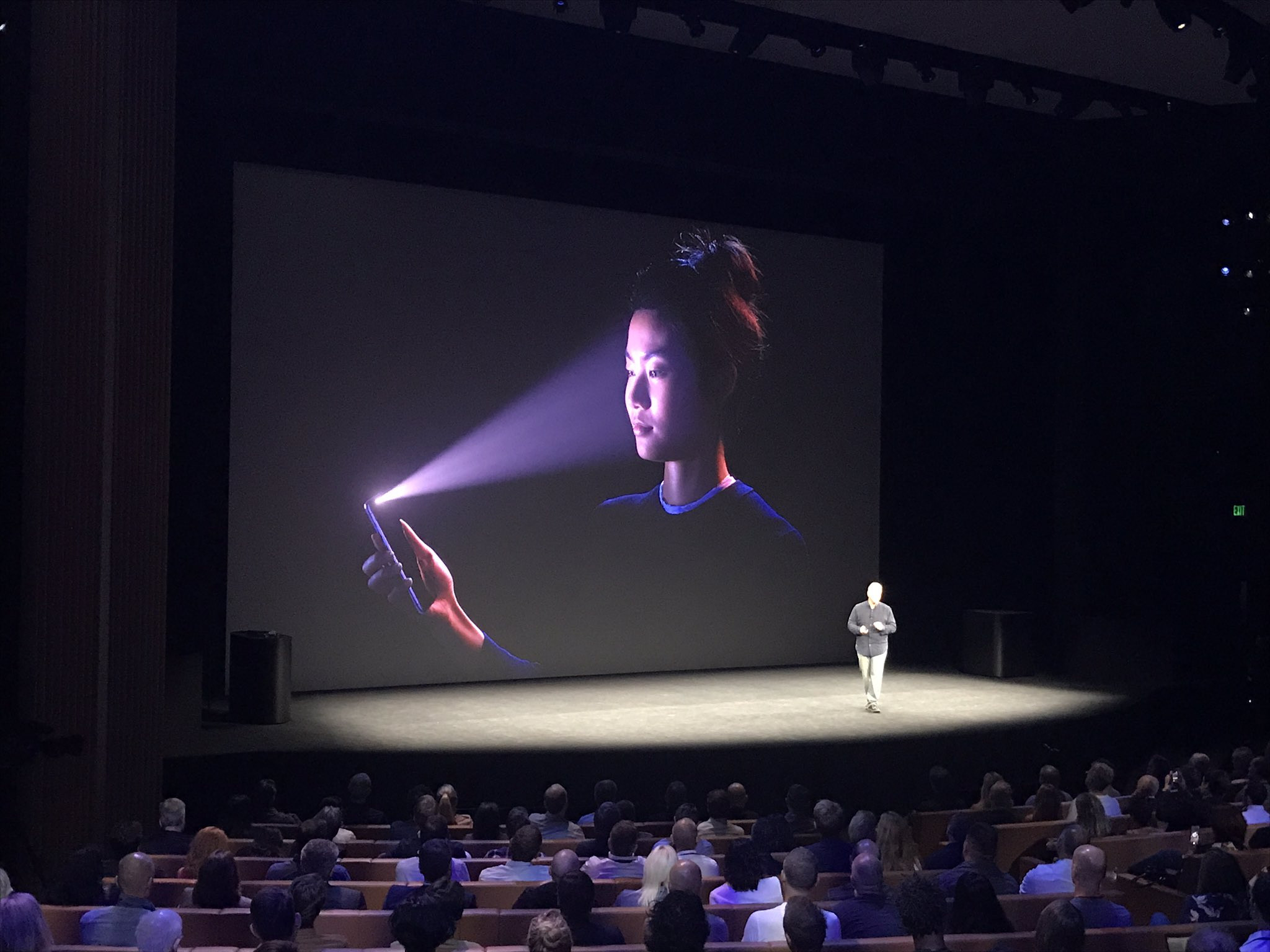 苹果回应iPhone面容解锁不用摄像头竟然还有人不知道，本来摄像头就是引导用户