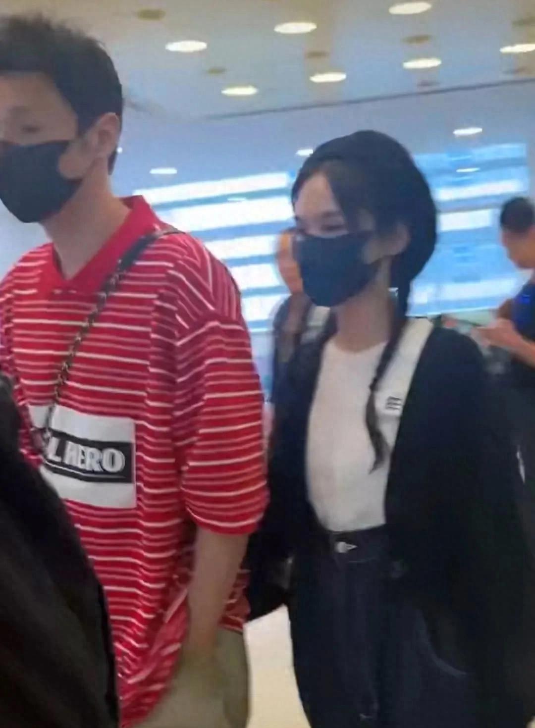 李荣浩杨丞琳机场甜蜜同框，十指相扣力破离婚传闻近日，有幸运网友在机场与杨丞琳和