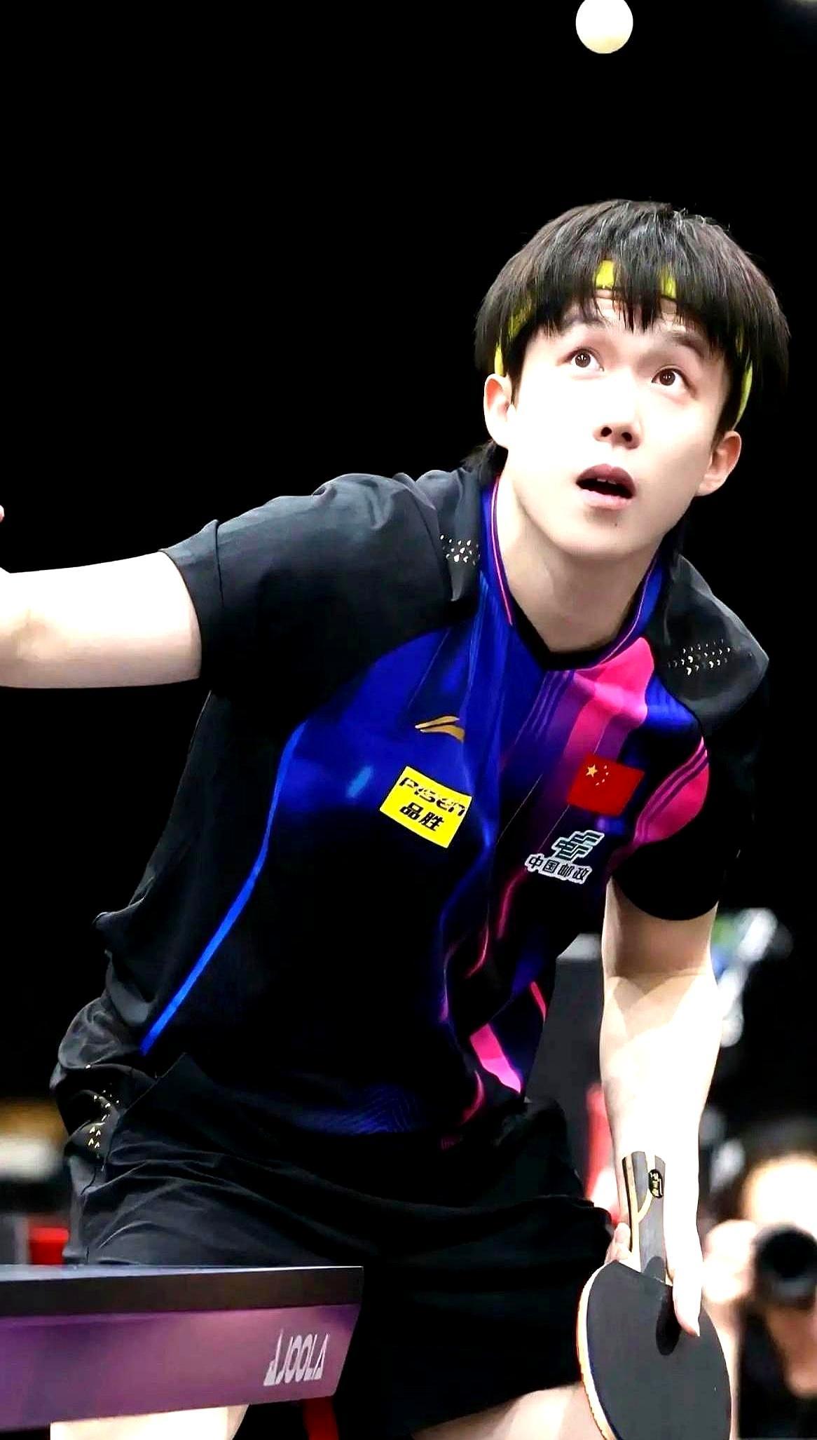 国乒猛男王楚钦，被一张生活照彻底“出卖”了。比赛时，你看到的他，永远是那张