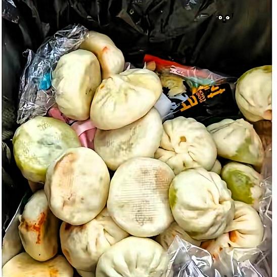 震惊！刚去倒垃圾，撞见楼上小两口把一整屉热乎肉包扔进垃圾桶——暄软喷香还带着温度