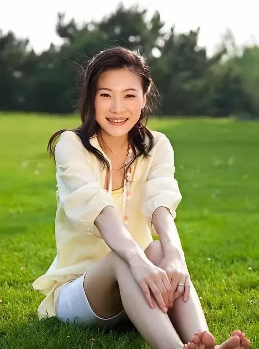 李小冉外貌出众，肤白貌美，一双大长腿十分抢眼，是公认的美女。她脸上带着一丝不易察