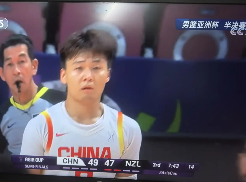 沙特球员一肘子砸在赵睿肚子上，他蜷缩在地板上，脸憋成猪肝色。裁判暂停的哨声刚
