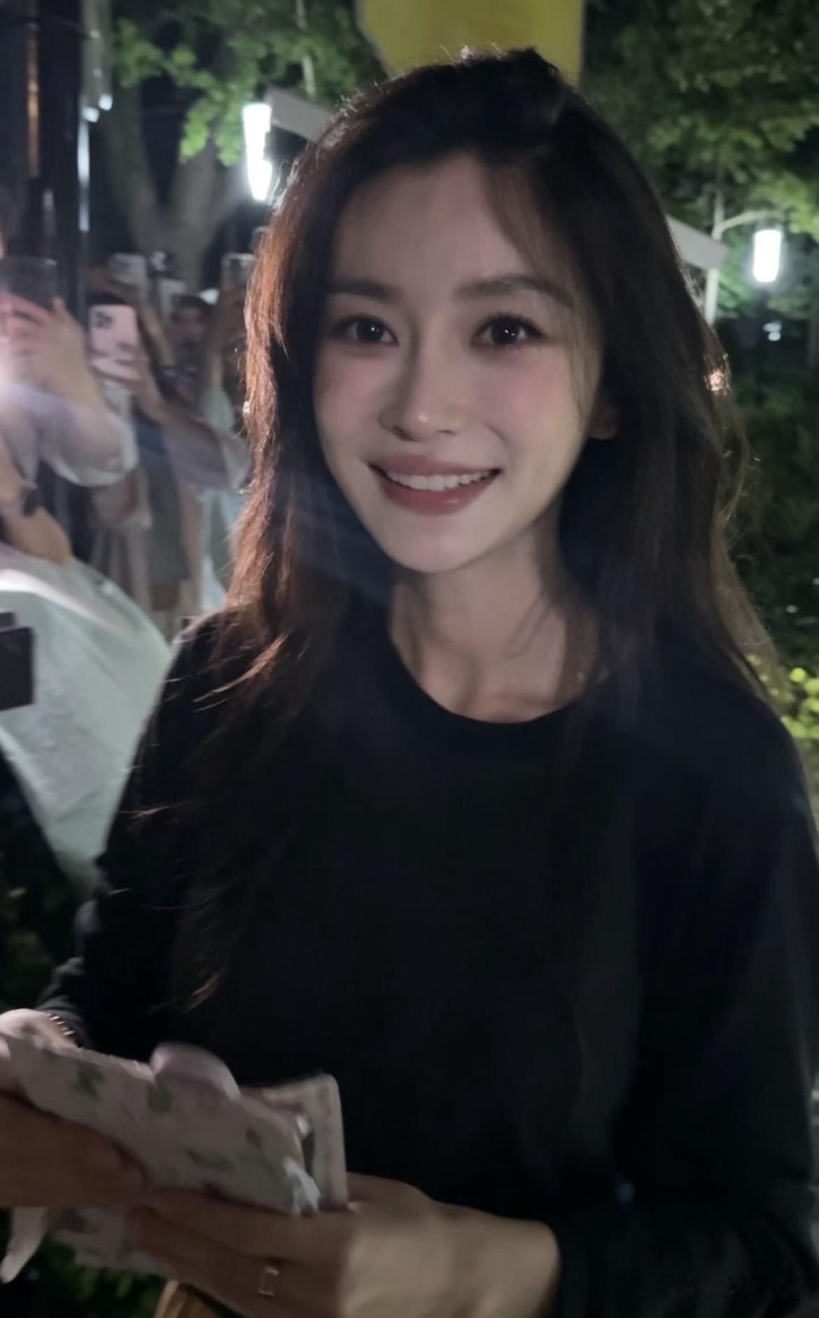 说实话，杨颖不再婚的理由太简单了——她自己就是豪门，何必再找个屋檐躲雨？