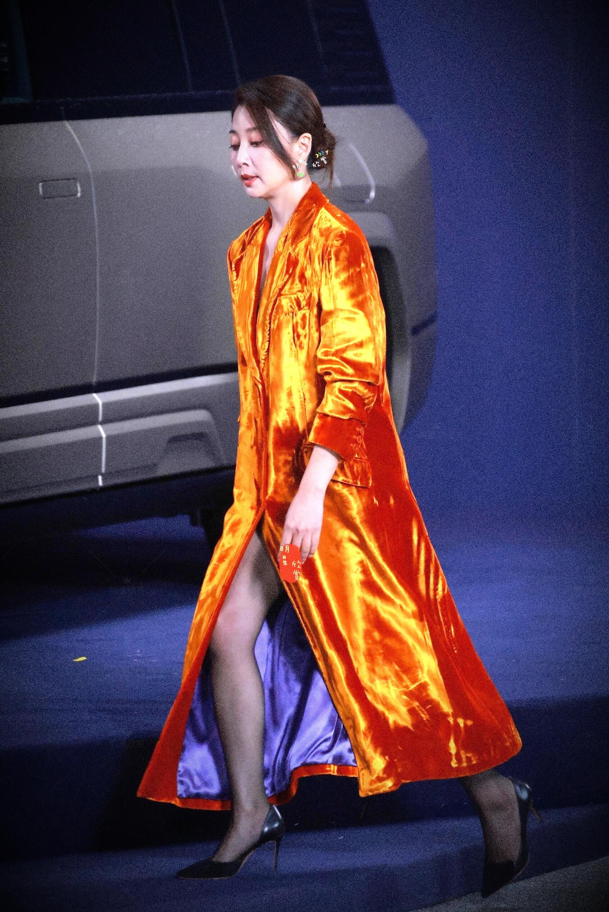 殷桃黑丝长腿你受得了吗？