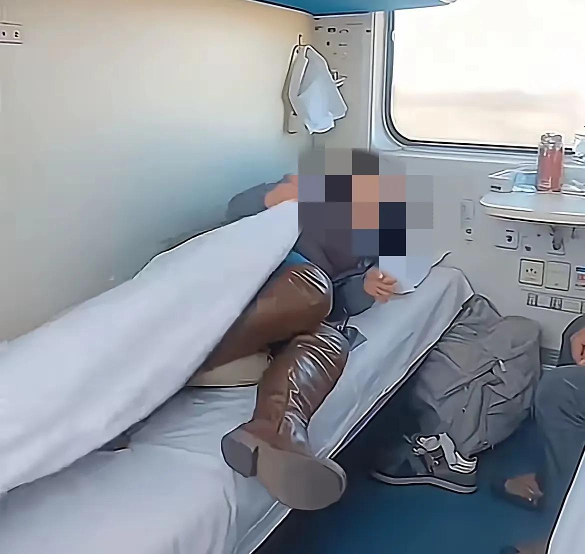 今天刷到一位网友发的图，这位大妈坐卧铺也太不讲究了，竟然穿着鞋在卧铺上睡，穿鞋在