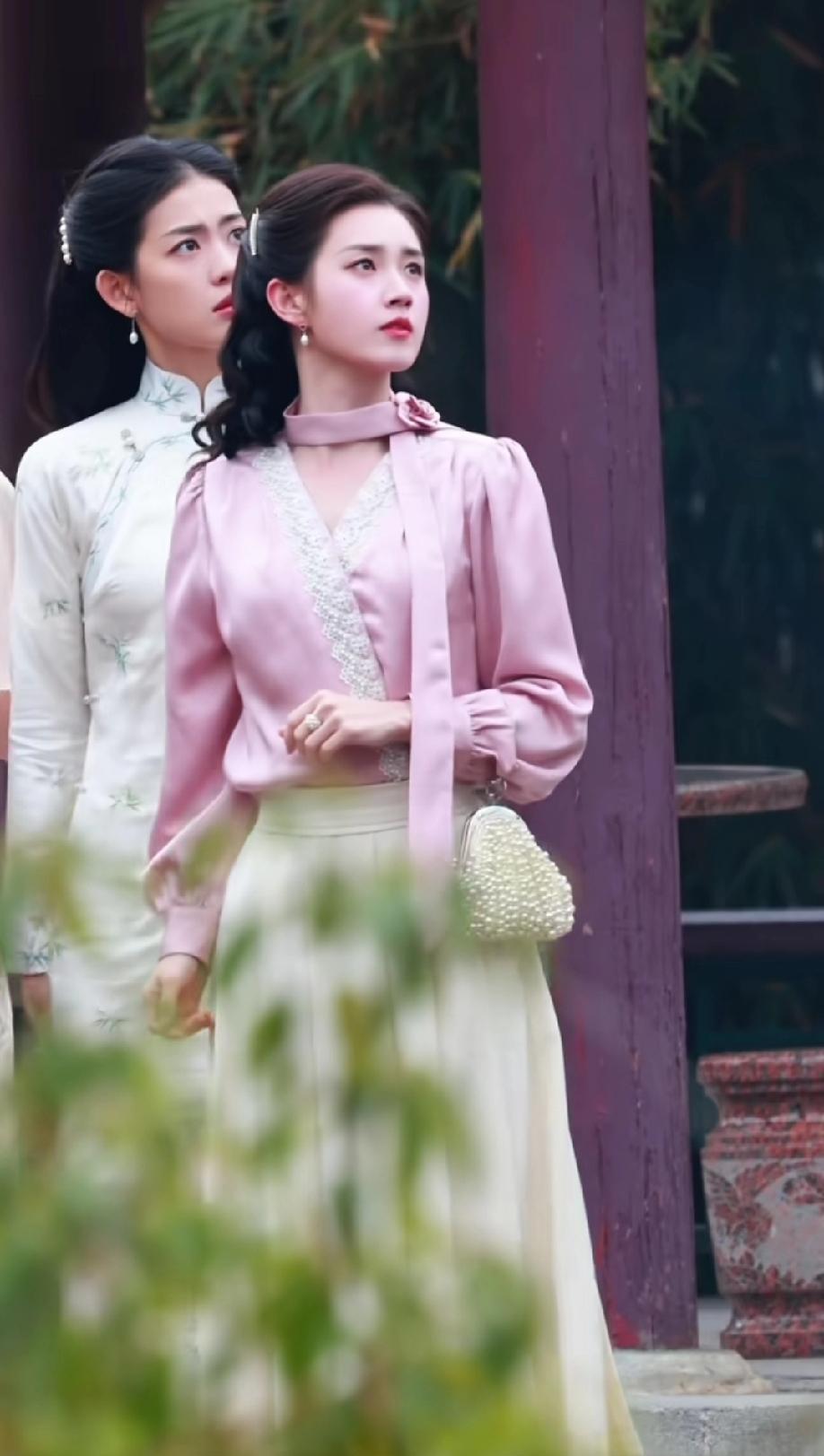 别再只盯着许凯景甜了，一部《玉簟秋》的路透，真正炸出一条“潜龙”。不是主角，却