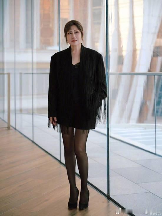 63岁张凯丽黑丝短裙亮相据正向娱乐报道，近日，63岁的演员张凯丽以黑丝短裙搭配1