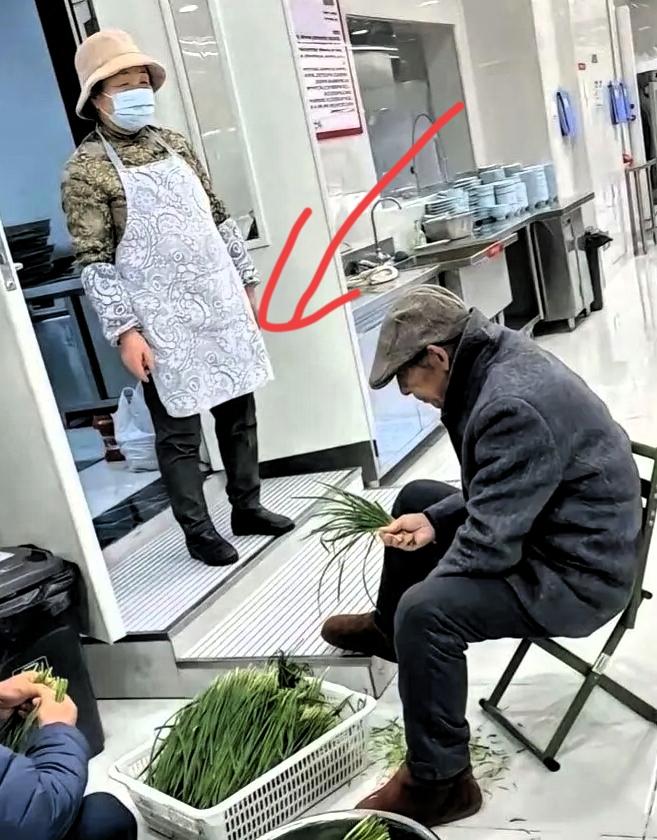 这下终于瞒不住了！大家一直认为东哥的父母会跟着儿子享福，住豪宅享清福，可实