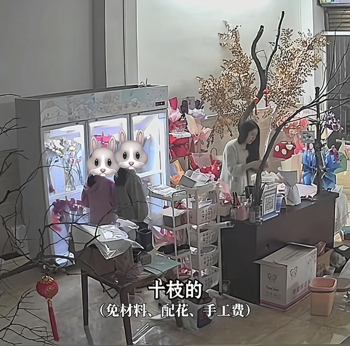 温暖又心酸！女孩拿50块钱去买花，店主给包了10朵，女孩说：“我们家以前也是开花