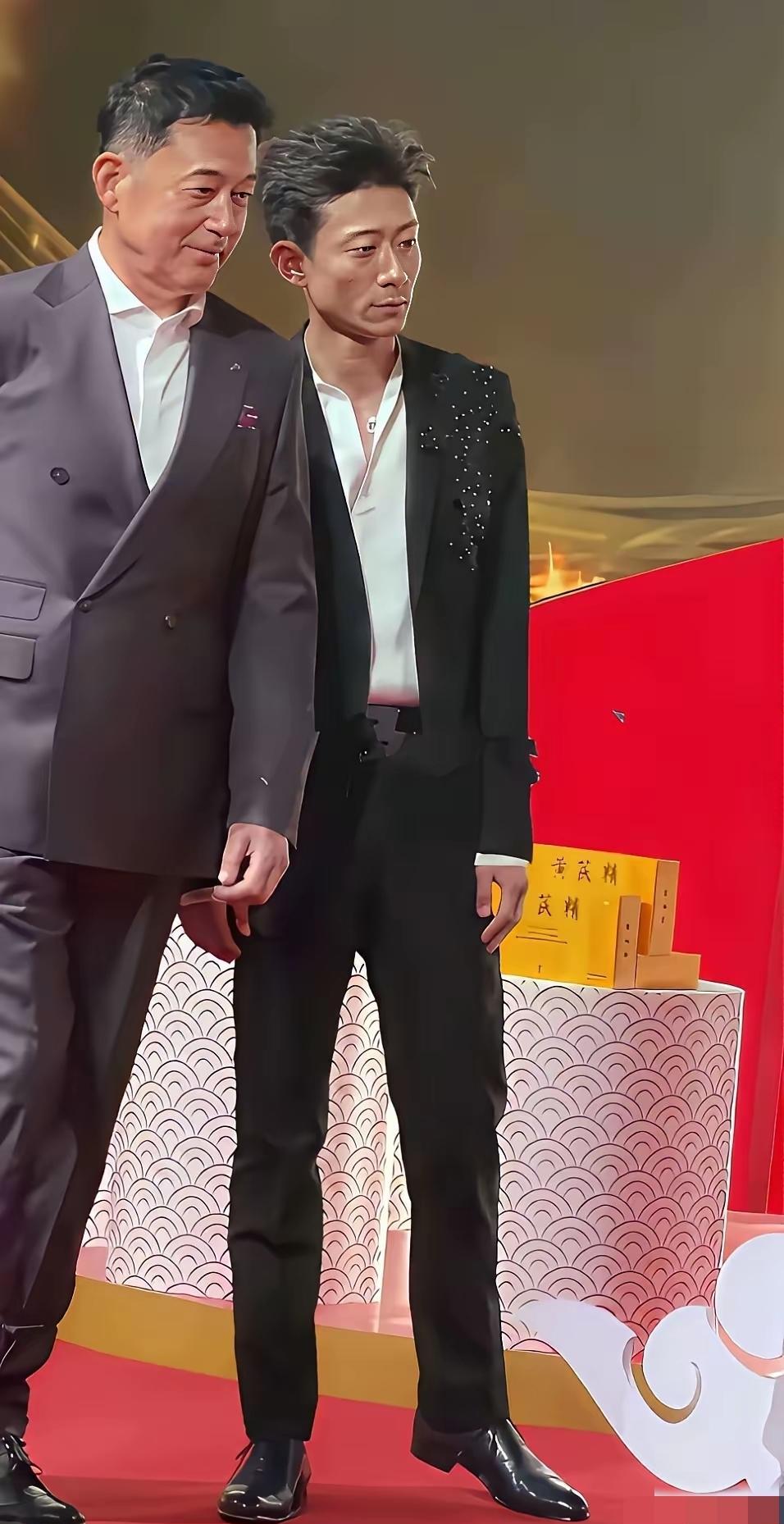 张一山暴瘦和王志飞同框，这画面太冲击了！说好的“刘星”呢，怎么憔悴得像同龄人？