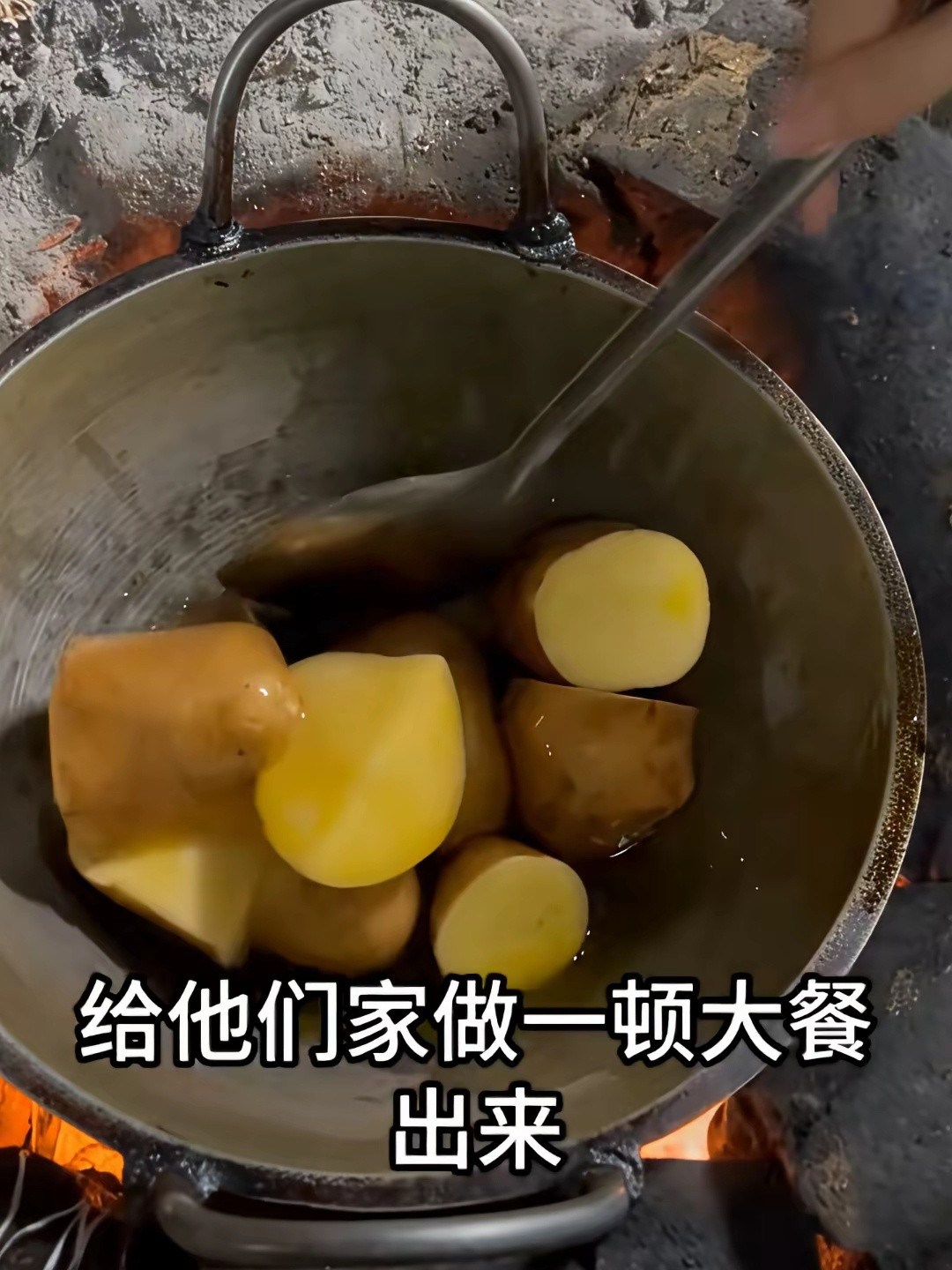 姑娘跑去孟加拉农村给夫家做饭，还要被婆婆嫌弃！人家气得不行呢，一顿饭用了她家一周