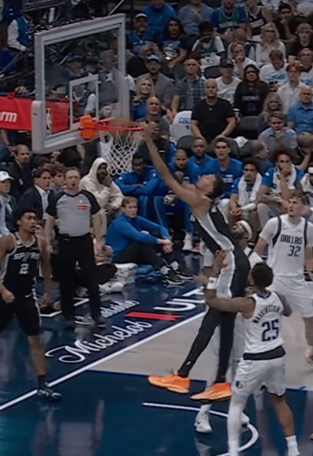 美媒惊叹文班亚马扣篮: 他是在禁区外起跳完成扣篮了吗?