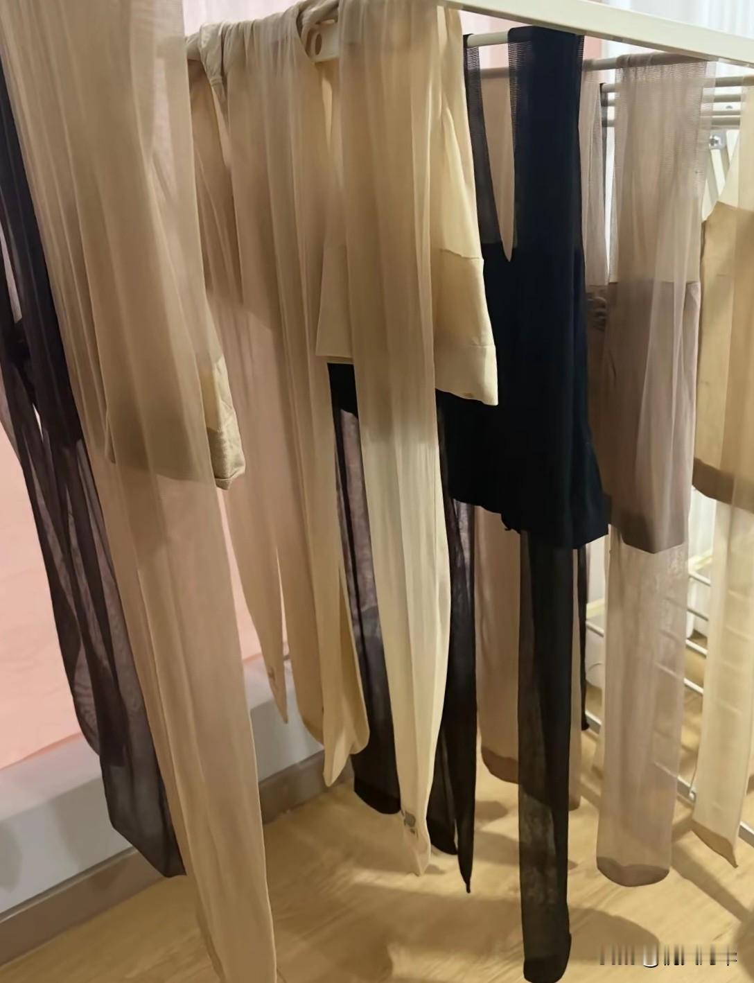 我有个习惯就是穿丝袜睡觉！每天晚上睡觉前洗澡时，顺手把白天穿的丝袜洗...