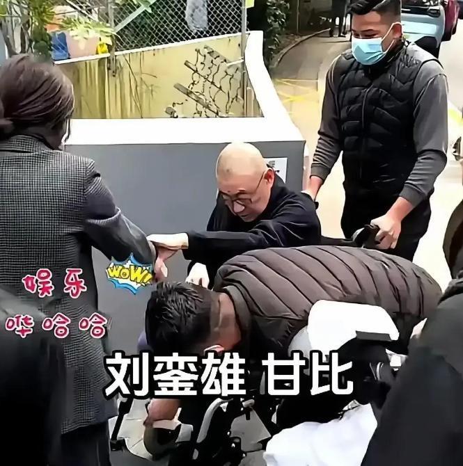 他尿出来的不是水，是血。74岁的刘銮雄，轮椅推出来时，保镖手里攥着白毛巾。高
