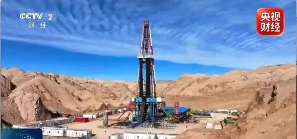 好消息！中国在塔克拉玛干挖了个8千米“大坑”，国家战略基石更稳了。一口井，能