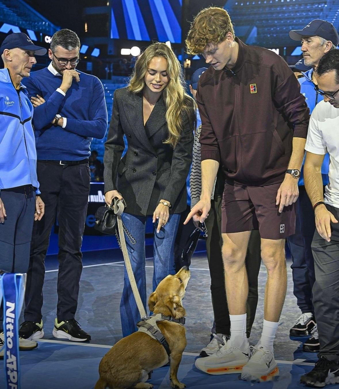 辛纳！在ATP年终总决赛卫冕夺冠后，赛后和团队以及家人一起合影！其中就包括了女朋