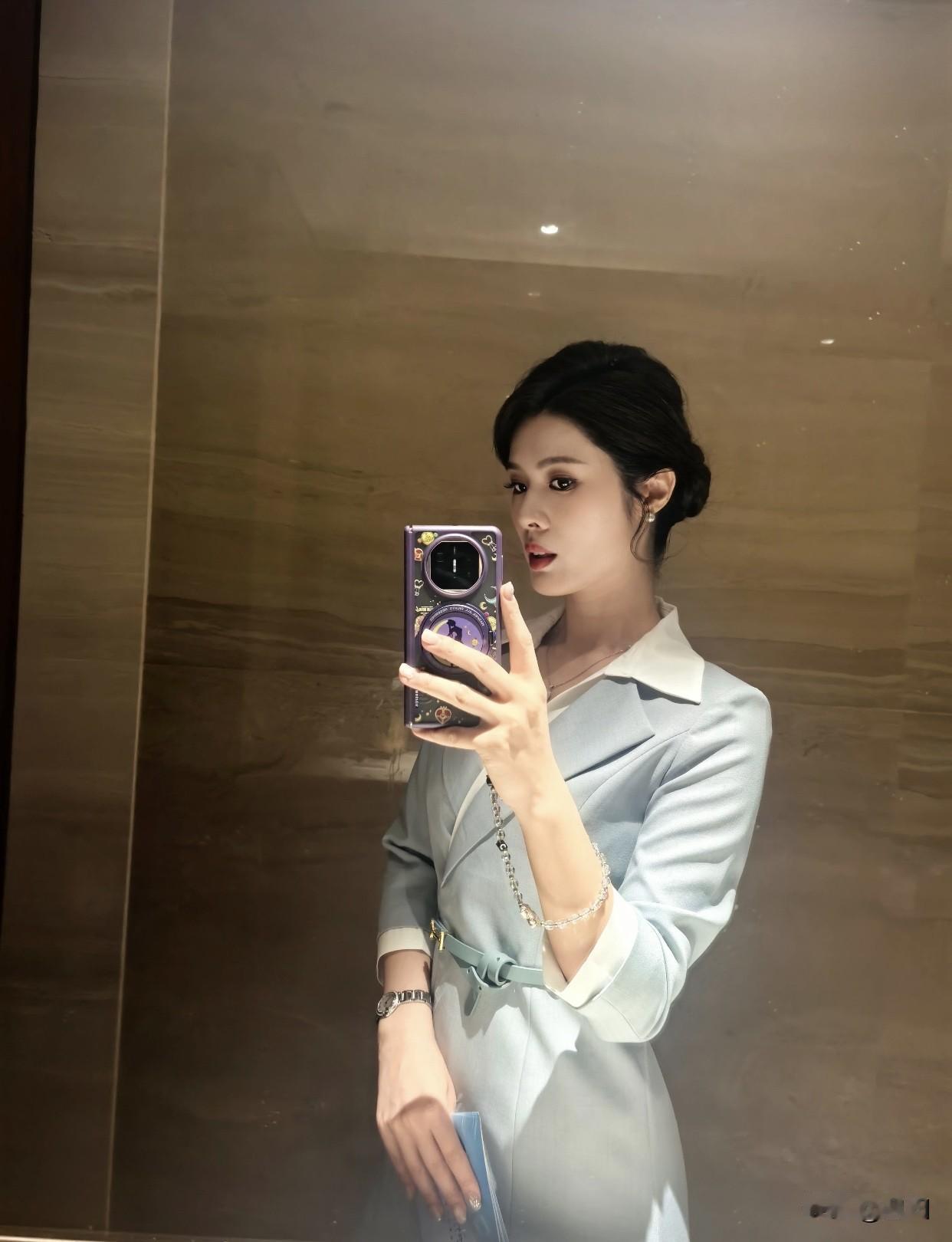 外貌上，“清水出芙蓉，天然去雕饰”就是最好的诠释。像奥黛丽·赫本，五官精致，不施