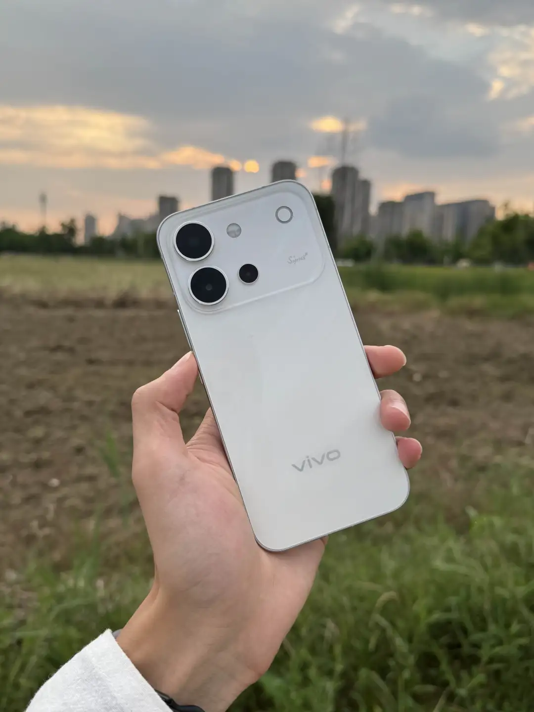 vivoS60上手一周，说说真实体验 很多人只看性能说它第三代骁龙8s...
