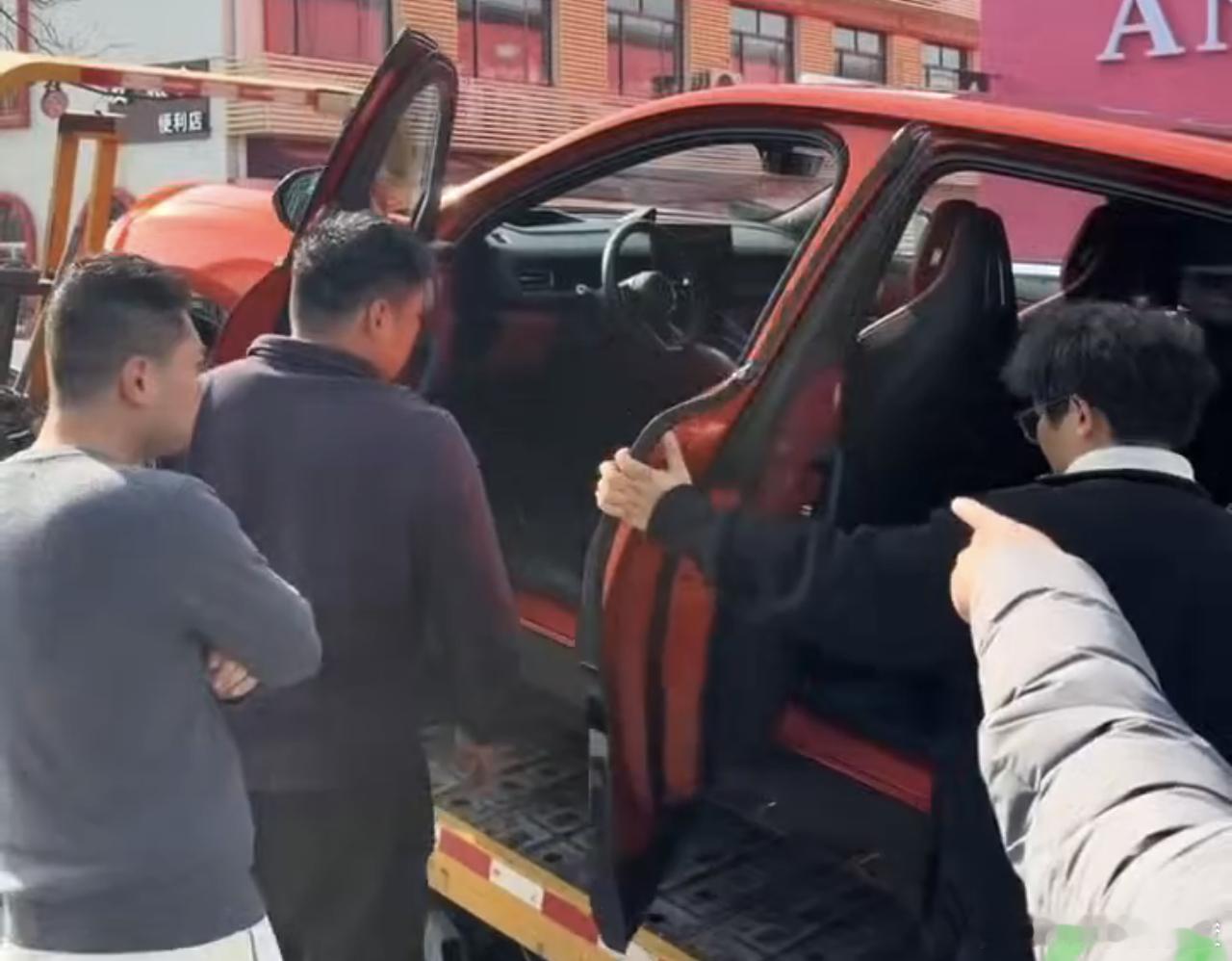 问界M6实车视频的截图，可以看到一体式运动型座椅，但不确信是否标配，还是只有高配