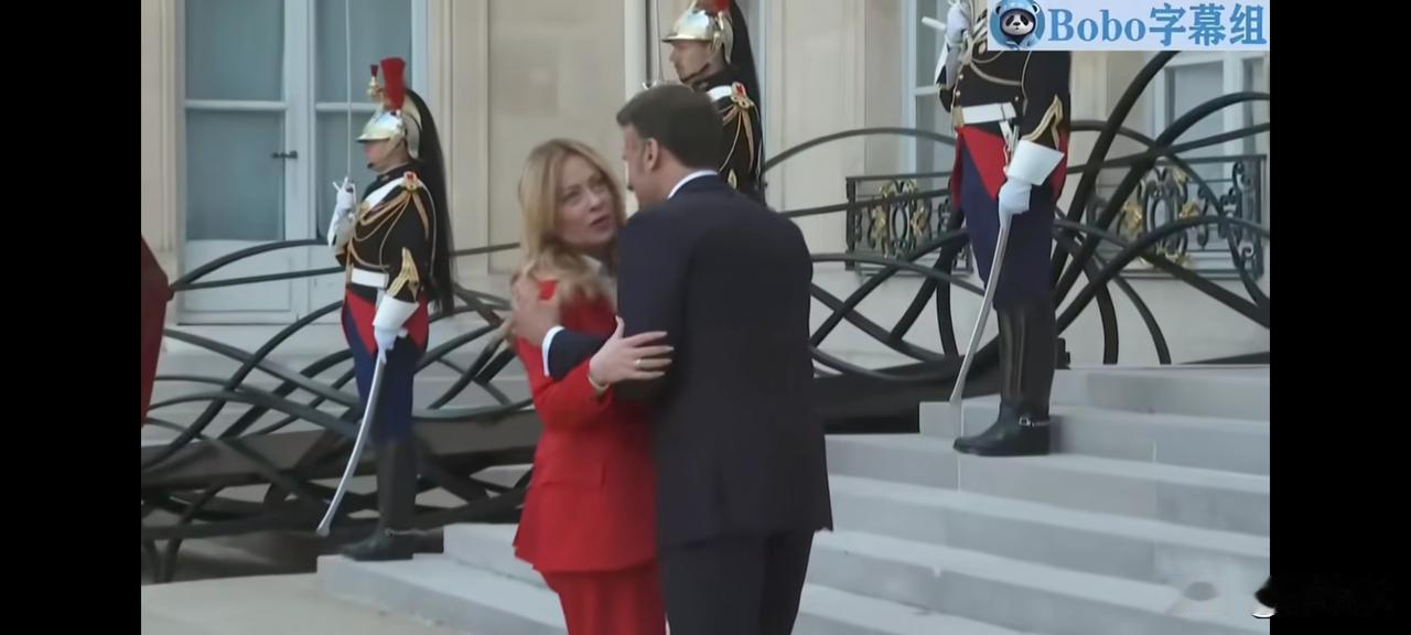 马克龙和梅洛尼的贴面礼，氛围感直接拉满！“家人们谁懂啊！马克龙这女人缘