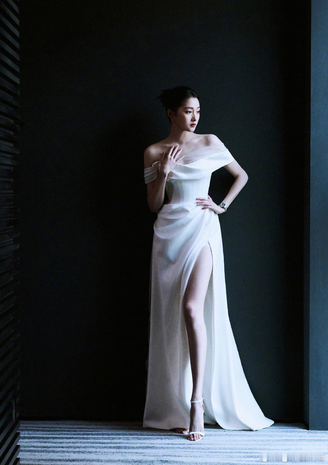 关晓彤也得被妈妈说把头发全梳起来关晓彤美出圈的造型竟是妈妈手笔，主打一个“头发