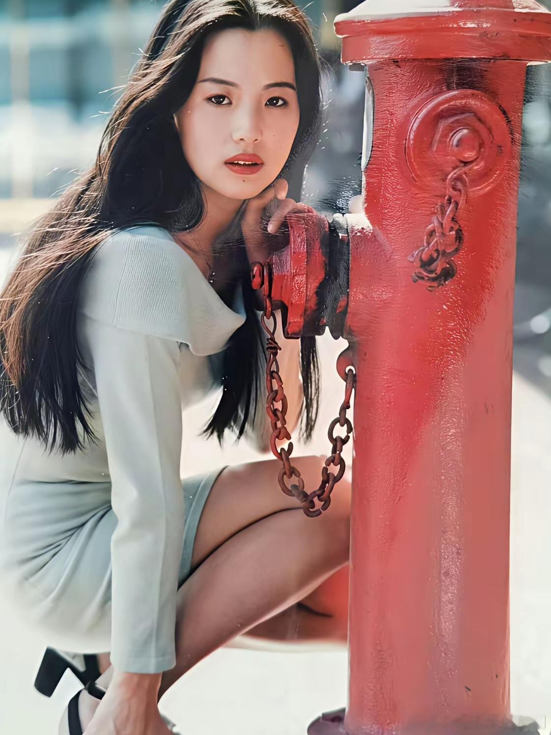 万万没想到，咏梅年轻的时候这么漂亮，港风美女，很有故事感的那种。眼神懵懂，嘴巴性