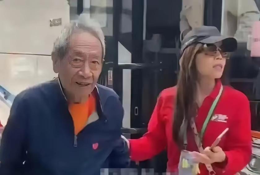 王奎荣八十多岁的老人了还活跃在银幕上为我们带来很多经典的角色现在也已经老