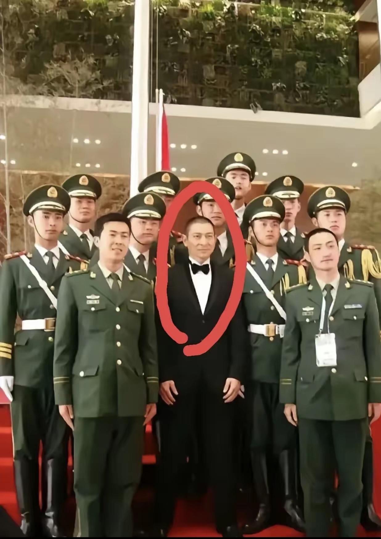 这是哪位大明星啊！非常有气质