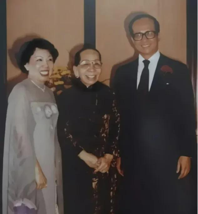 李嘉诚咋就这么顺呢？我特意去查了下，不查不知道，一查吓一跳。原来是他背后有个旺夫