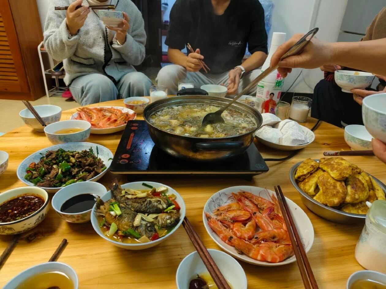 弟弟带女朋友回来了，亲戚打趣说我是客人！！！​​​