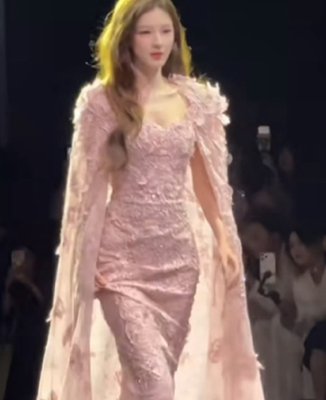 谁能拒绝张予曦这绝美身材呀！那惊艳的腰臀比，仿佛自带吸睛特效～