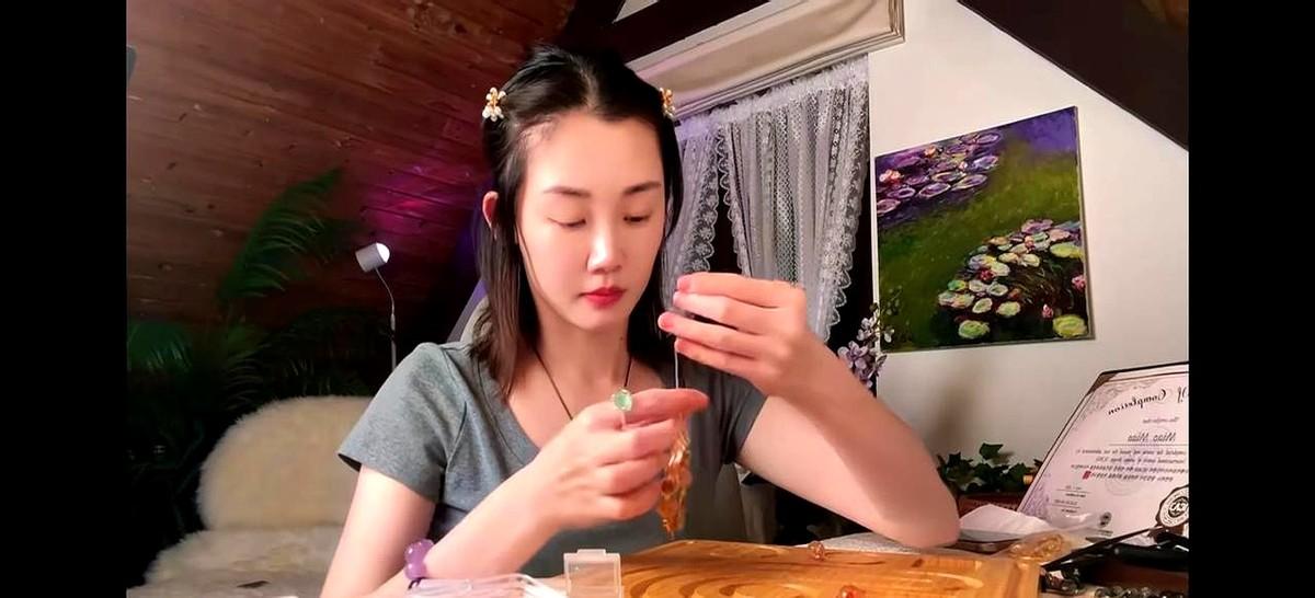 刷到苗苗最新抖音时我惊呆了——穿碎花裙编着麻花辫做手工的她，皮肤透亮眼神清澈，哪