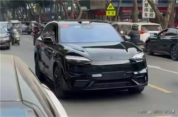 鸿蒙智行今年要搞大事情，全新问界M6就是其中的走量款。继白色版曝光后...