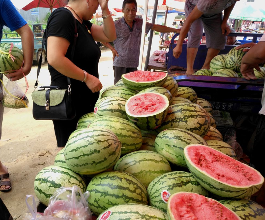 去买西瓜，问老板甜不甜，老板说：“我要是说不甜吧，你肯定不买。我要是说甜吧，可这