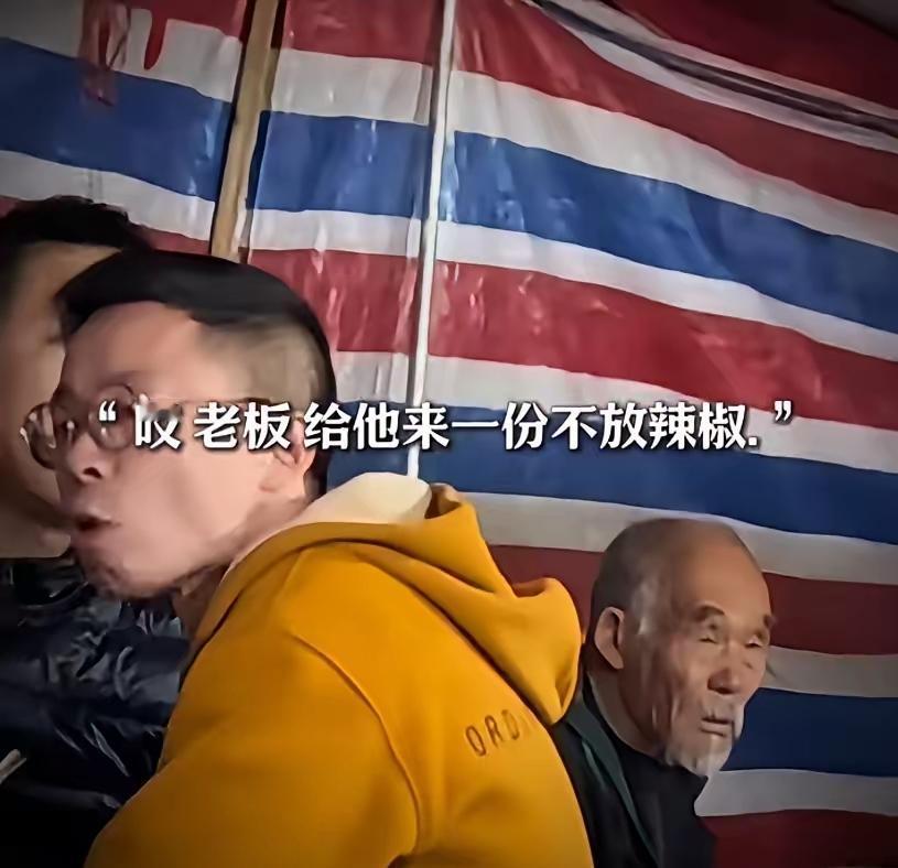 深夜，男子与朋友坐在外面吃宵夜，一位乞讨老人坐在一旁等待希望：能捡点剩下的好吃的