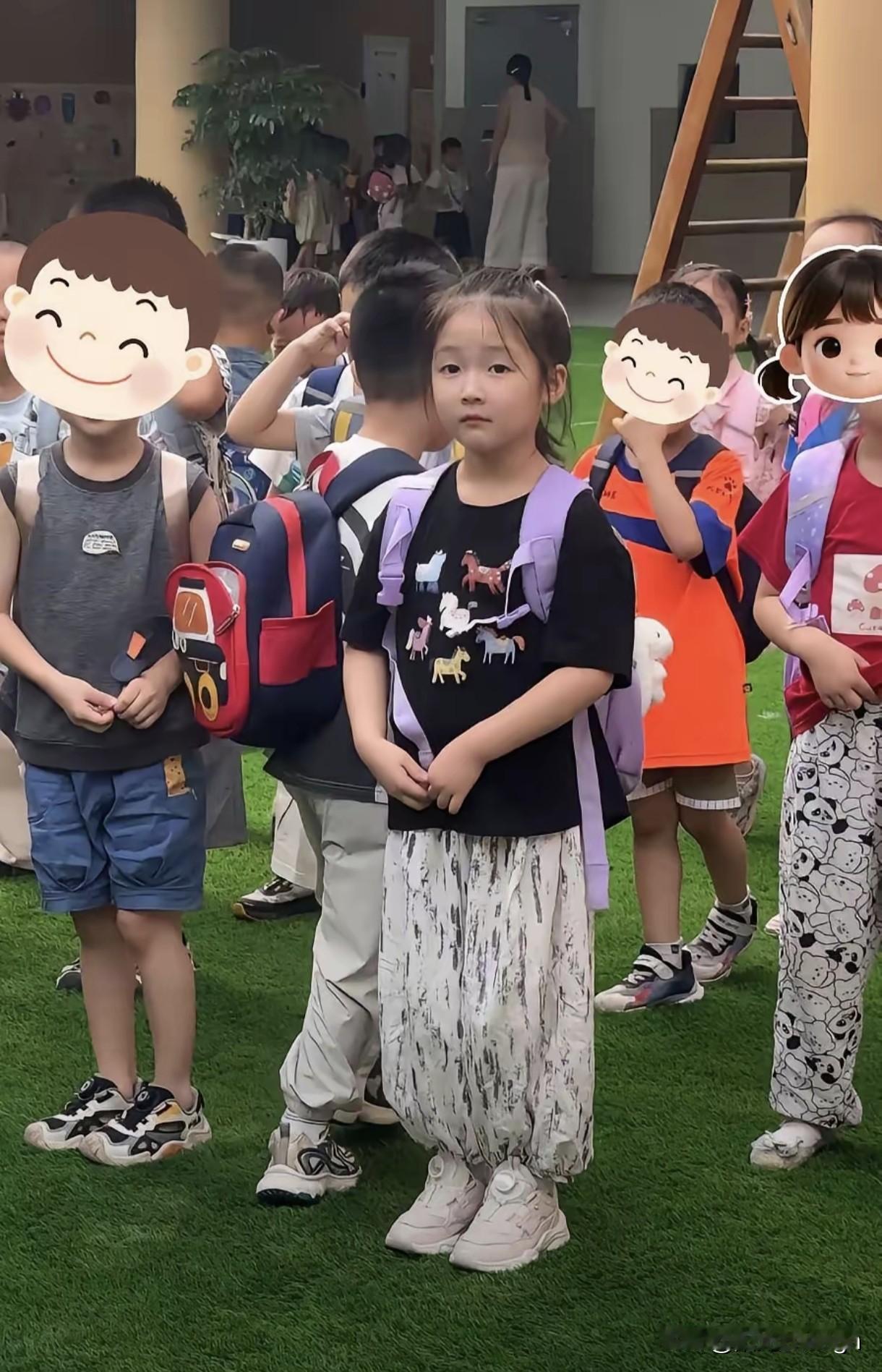 这张陈梦幼儿园时期拍下的老照片，她安安静静站在队伍当中，模样看着特别乖巧，像个
