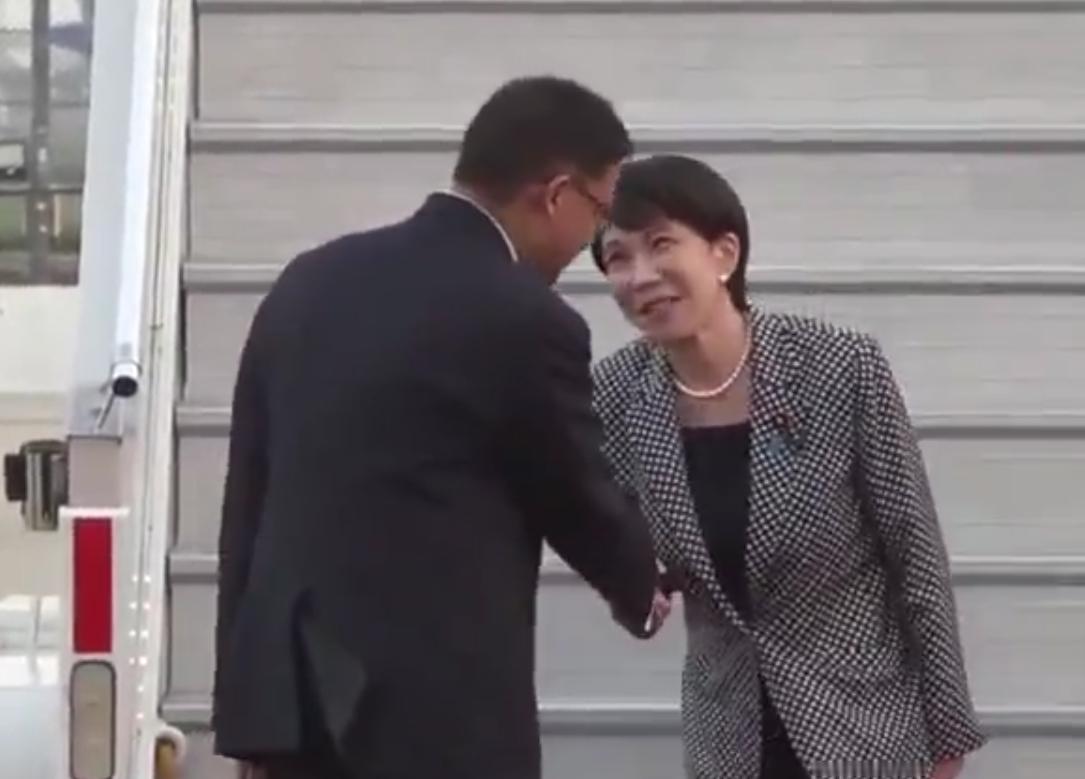 7月1日，抵达新德里，机场这一幕让印度都觉得尴尬！新德里机场的画面有点拧巴。
