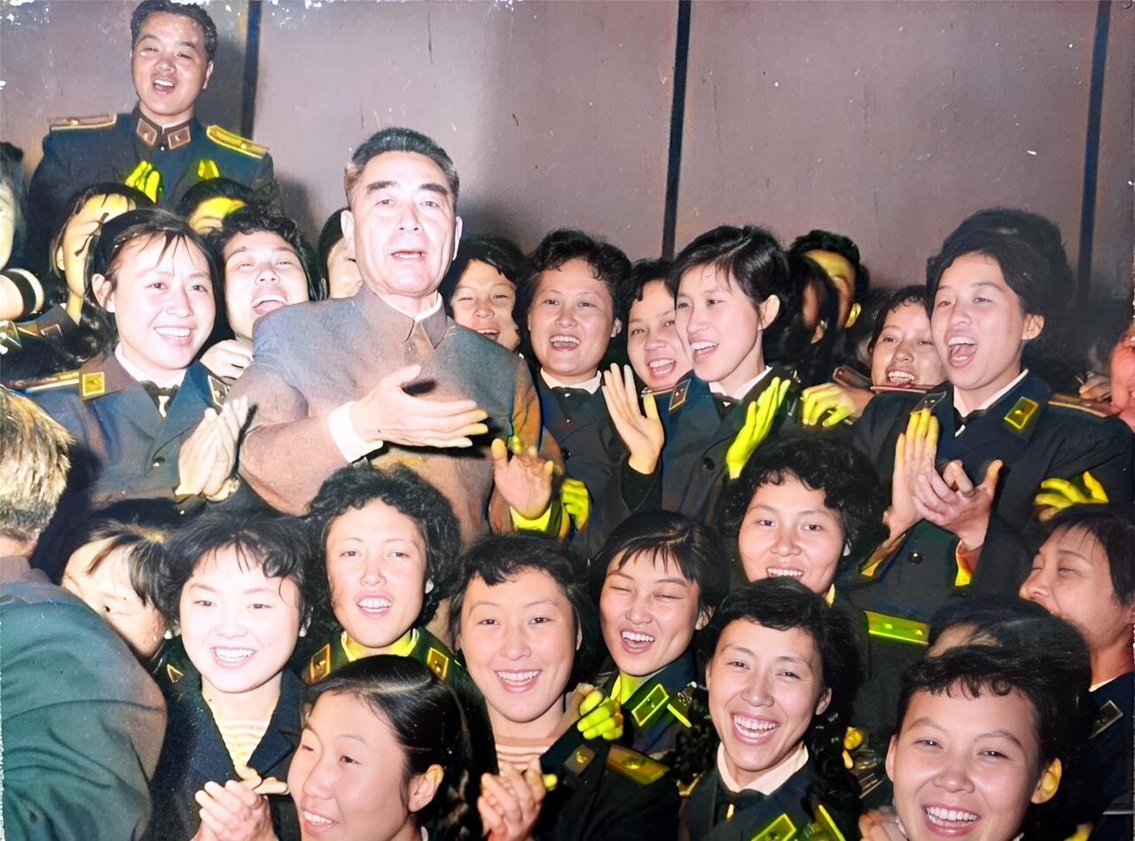 这是六十年代周总理与海上文工团团员们合影。周总理被文工团团员们团团围住。在她们的