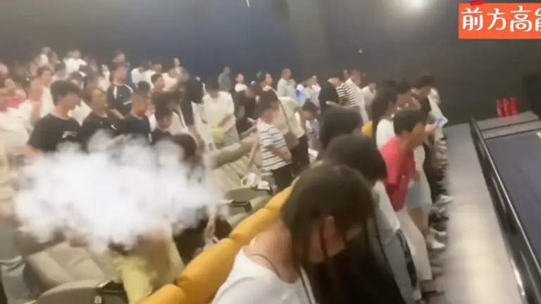 敬佩在观看《南京照相馆》时被要求起立默哀时离开的那两位，不喜欢表演，自己本来就是